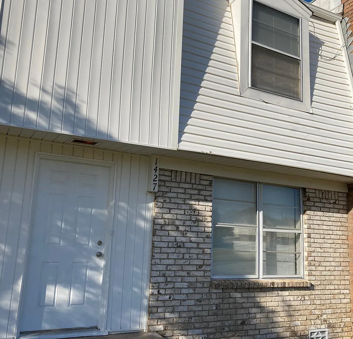 1427 Northglen St — Photo 2