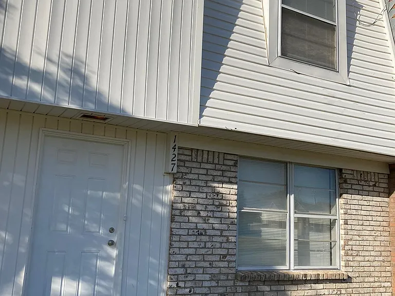 1427 Northglen St — Photo 2