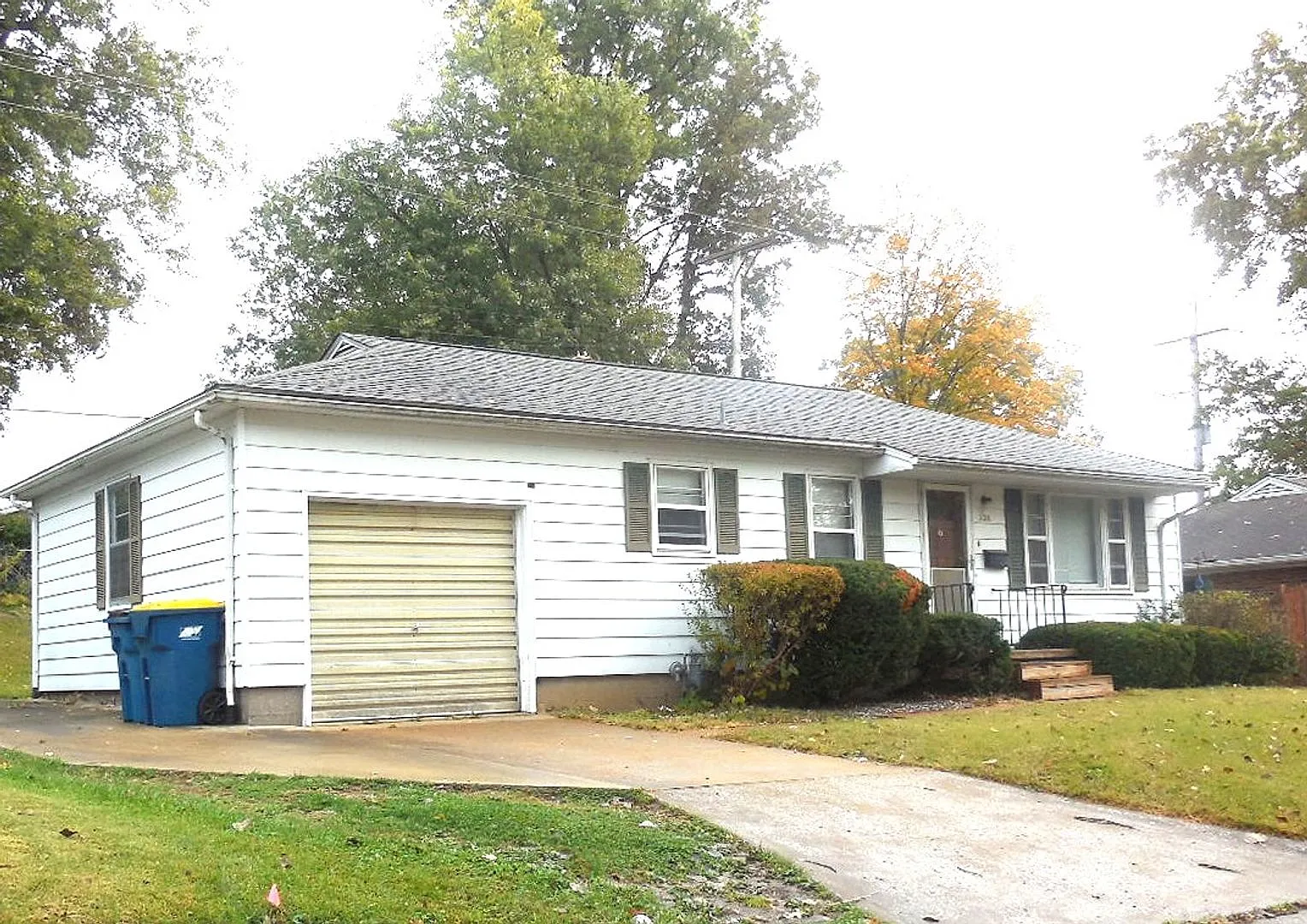 2 Bedroom Home in Edwardsville! Great Wood Floors and a Garage! — Photo 1