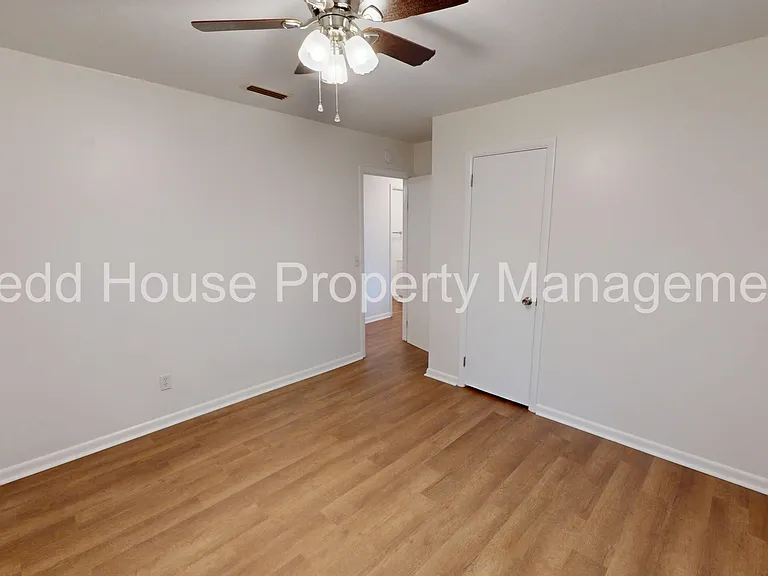 502 Fitzsimmons St — Photo 14