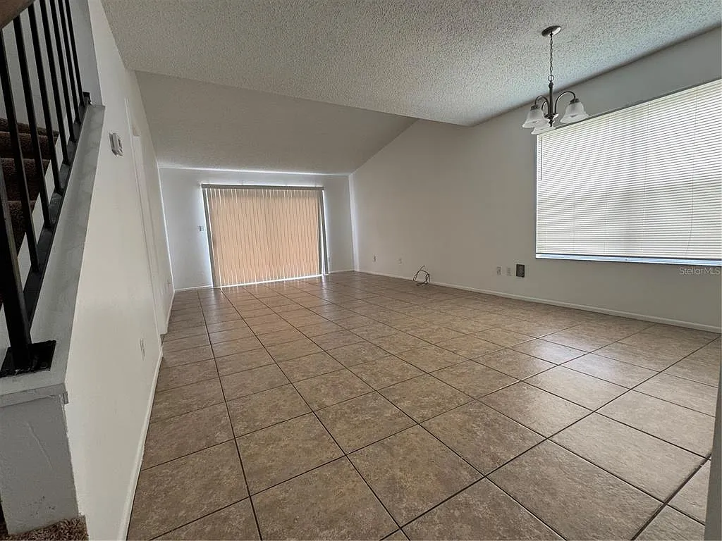 3 bed, 2.5 bath, 1658 sqft, $2,100 — Photo 2