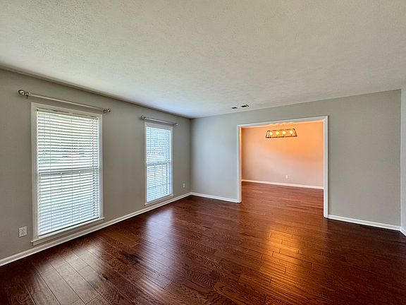 Front Livingroom - 13'6"x14'11"