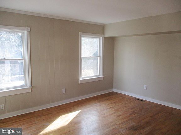 4th image of 26663 Maple Ave