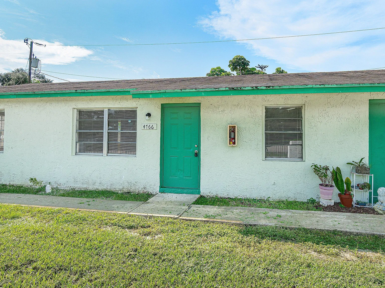 3 bed, 1.0 bath, 1050 sqft, $2,200 — Photo 2