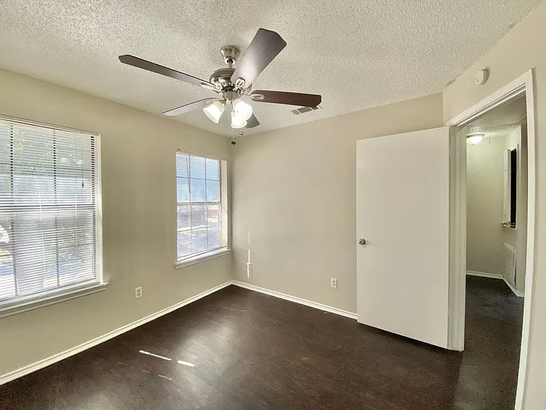 2202 Prairie Creek Trl — Photo 32