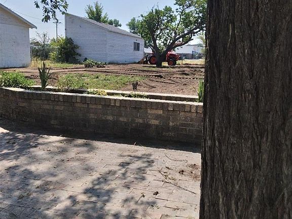 4th image of 800 E 6th St