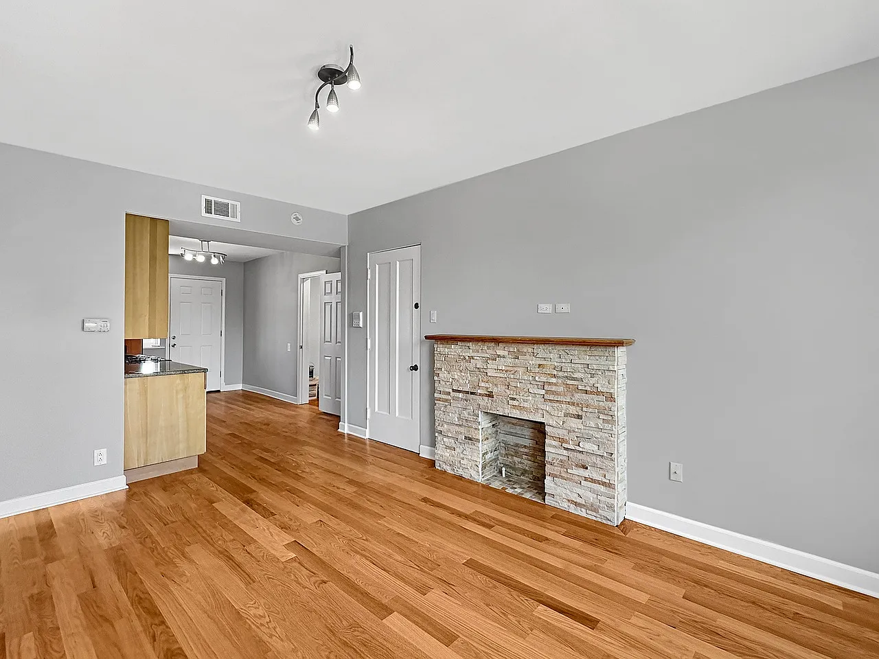 2 bed, 800 sqft, $2,450 — Photo 3