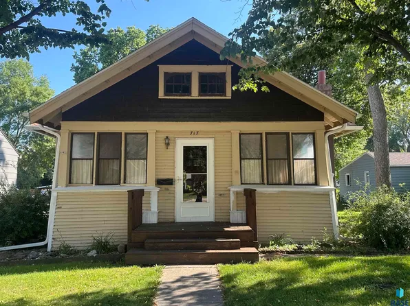 717 NW 2nd St, Madison, SD 57042