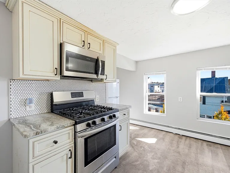 29-31 Auburn St #1R — Photo 1