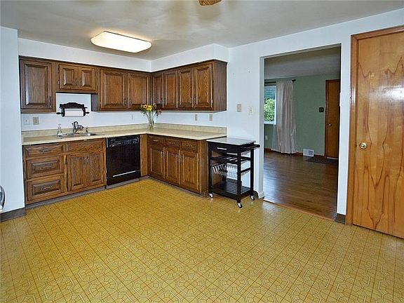 3rd image of 233 Northmont Dr