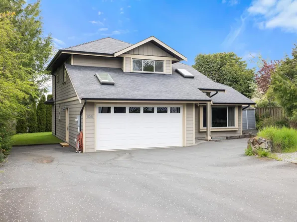 858 Selkirk Ave, Esquimalt, BC V9A 2T8