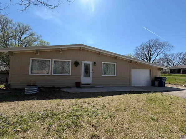 808 Kansa Dr, Ozawkie, KS 66070