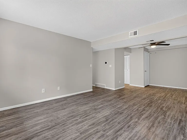 Hollow Hills Apartments — Photo 122