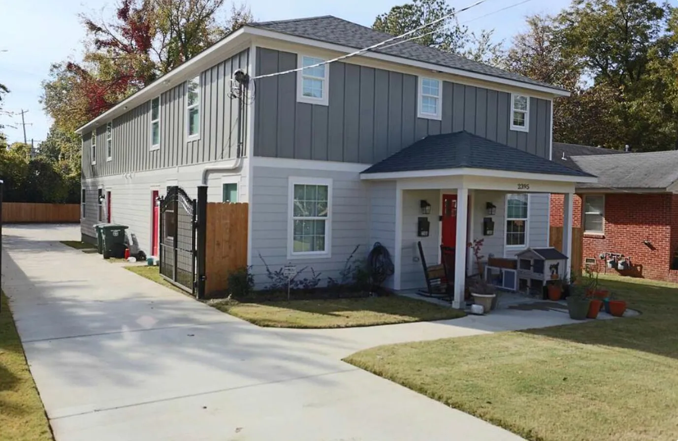 10 bed, 4282 sqft, $795 — Photo 2