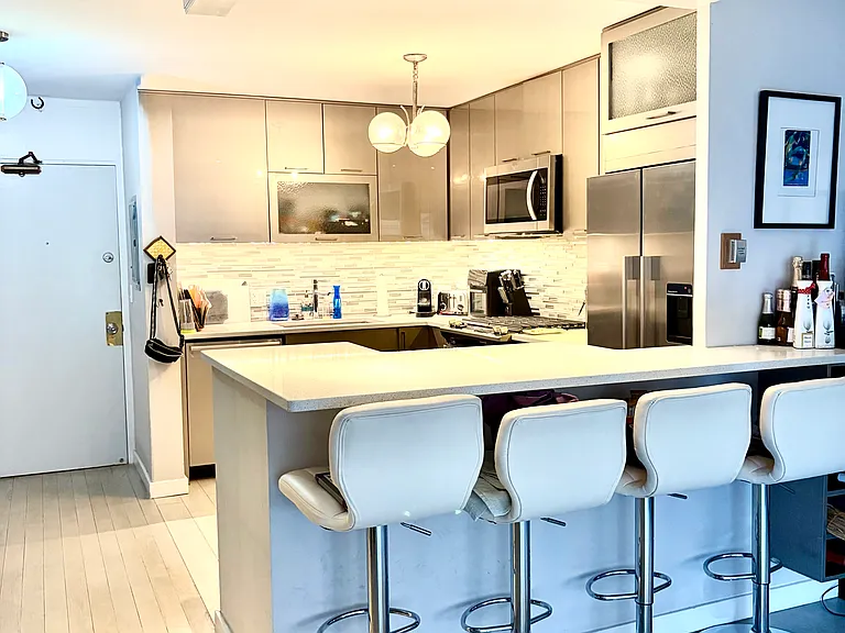 129 E Bellevue Pl #301 — Photo 3