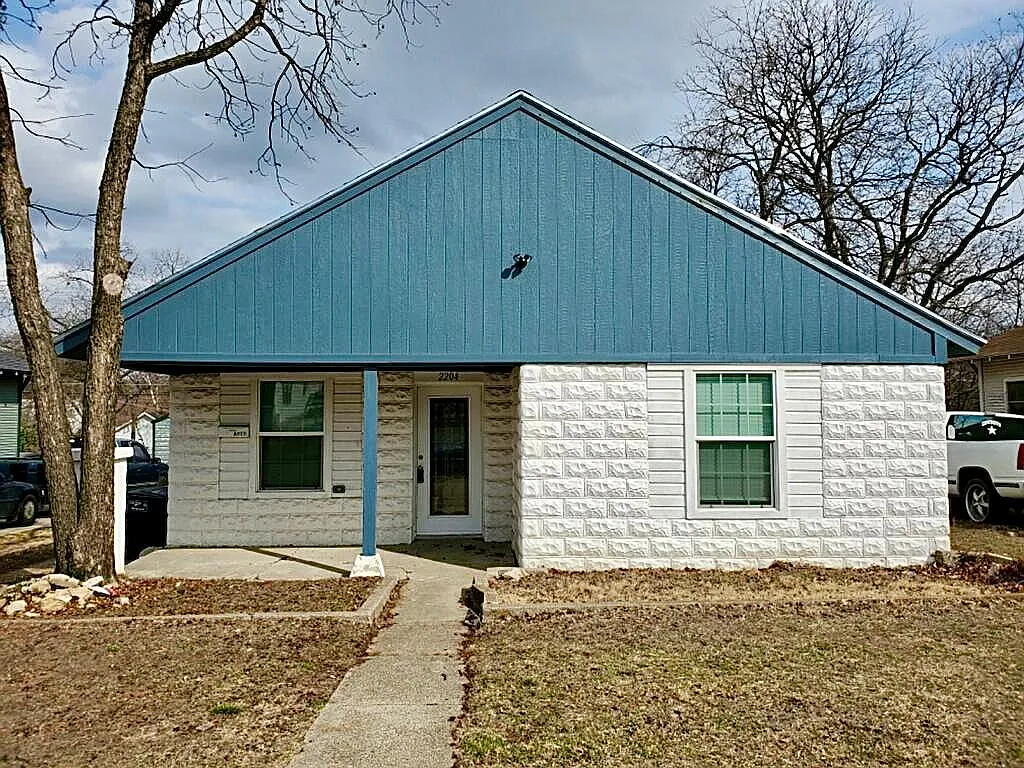 3 bed, 1223 sqft, $1,800 — Photo 1