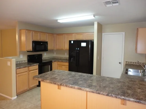 4 bed, 2.5 bath, 2184 sqft, $2,185 — Photo 2