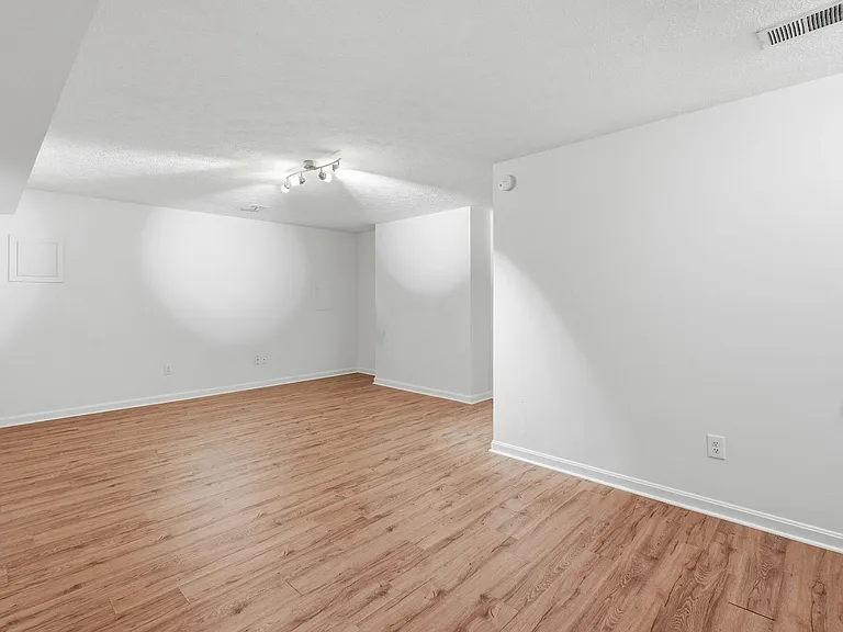 541 Colecroft Ct — Photo 21
