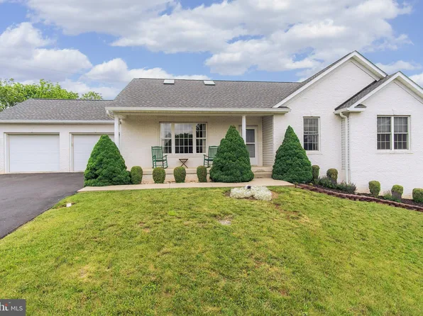 13105 Primrose Ln, Hagerstown, MD 21742