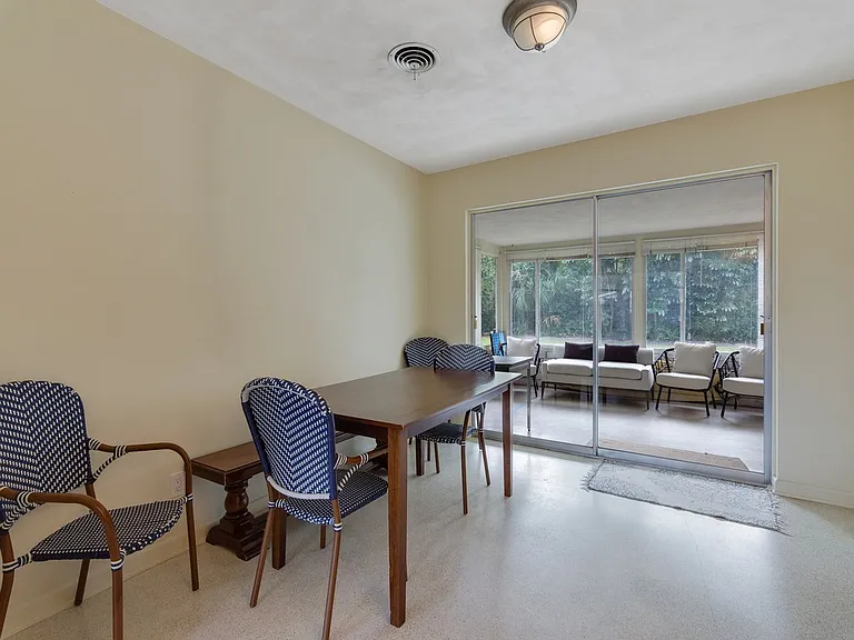 712 Iris Ln — Photo 9