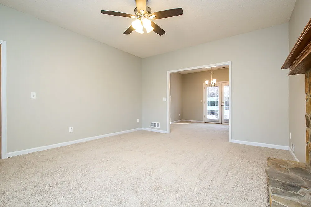 3 bed, 2.5 bath, 1646 sqft, $2,245 — Photo 2