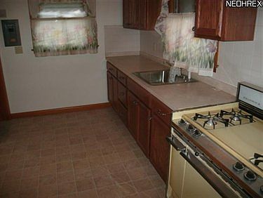 5th image of 1008 Crandall Ave