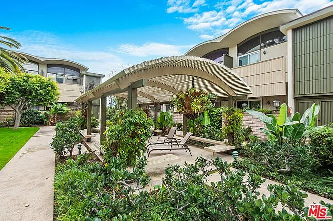 13236 Fiji Way #F — Photo 3
