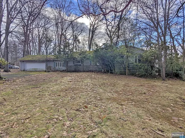 20 Hidden Glen Rd, Upper Saddle River, NJ 07458