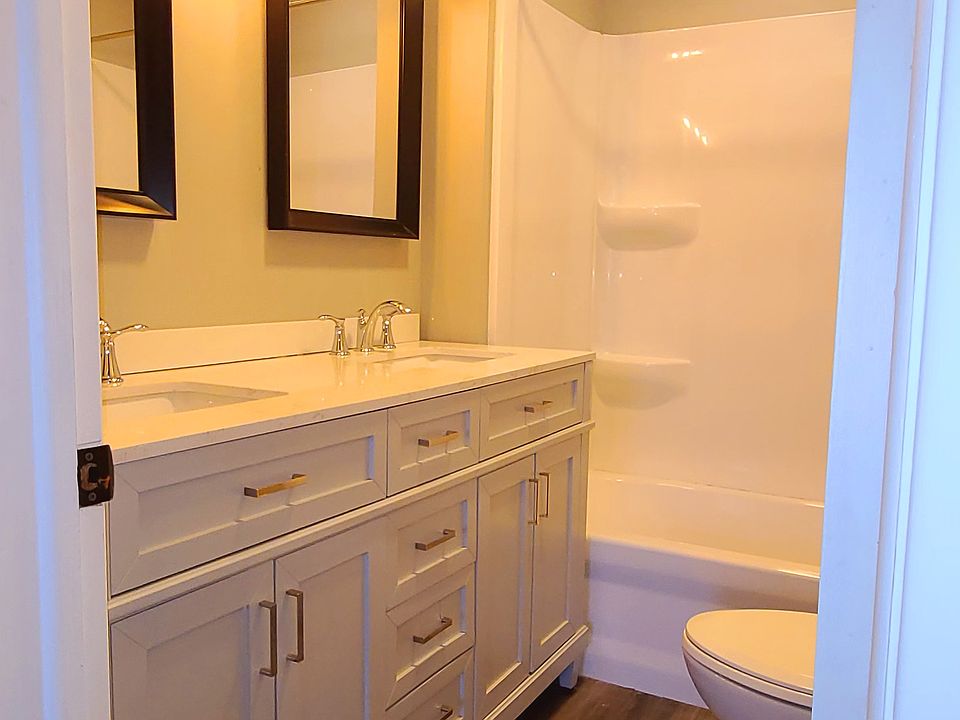 Bathroom, dual sinks, shower, tub
