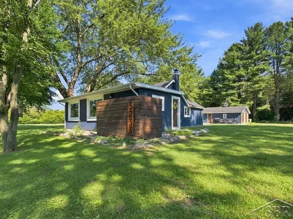 3233 E Gordonville Rd, Midland, MI 48640