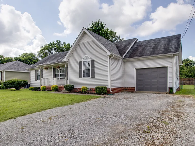 2423 Sawmill St — Photo 3