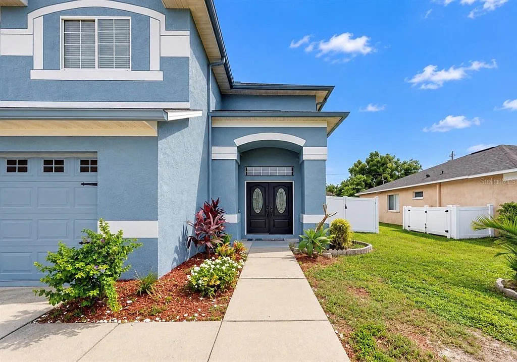 5 bed, 2.5 bath, 2413 sqft, $2,500 — Photo 3