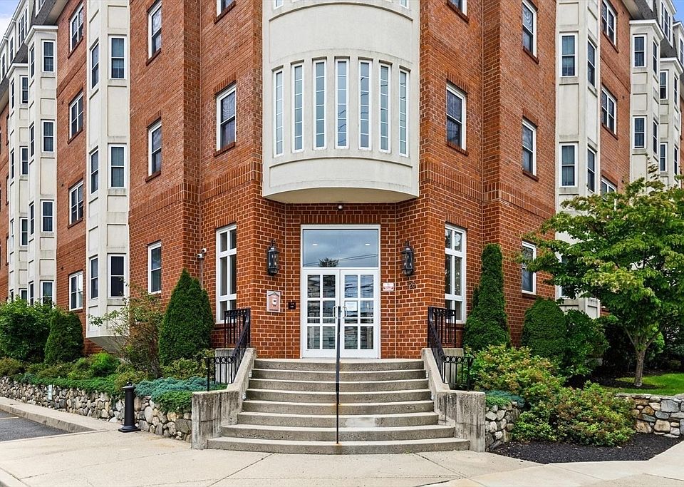 1st image of 120 Wyllis Ave Unit 403