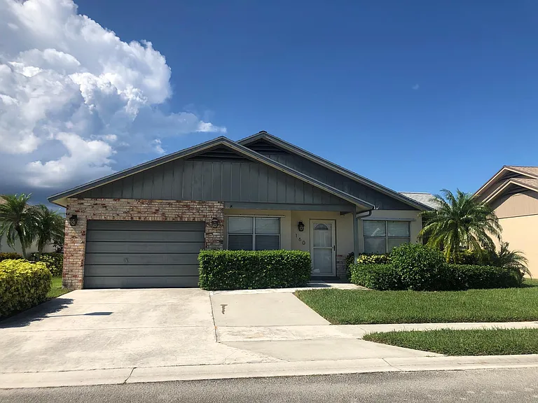 160 Stillwater Cir — Photo 1