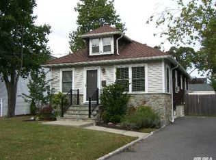 17 Elliott Pl, Merrick, NY 11566