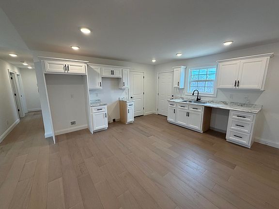 3rd image of 110 Queens Dr