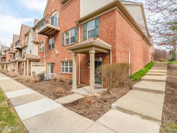39492 Rockcrest Ln, Northville, MI 48168