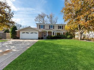 853 Warwick Ln, Libertyville, IL 60048