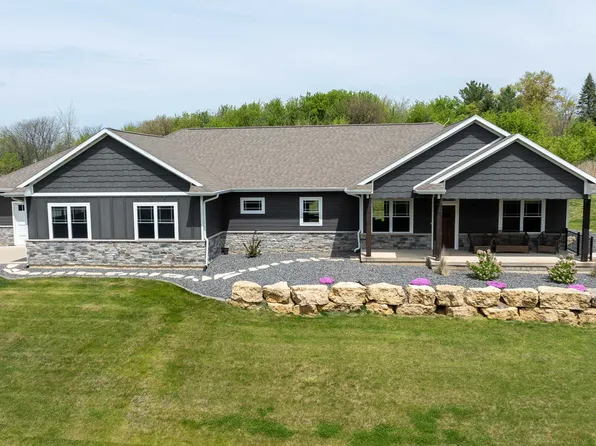 4190 Bluff Point Ct, Hazel Green, WI 53811