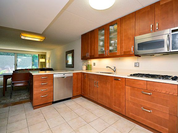 3rd image of 2560 Wellington Ct