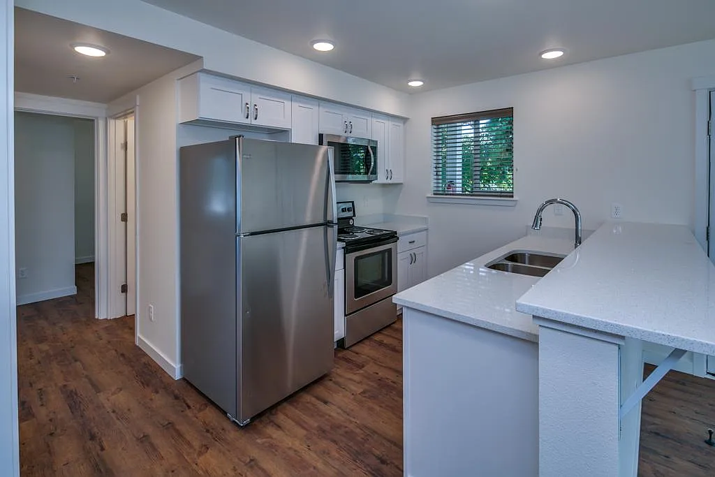3 bed, 960 sqft, $2,550 — Photo 4
