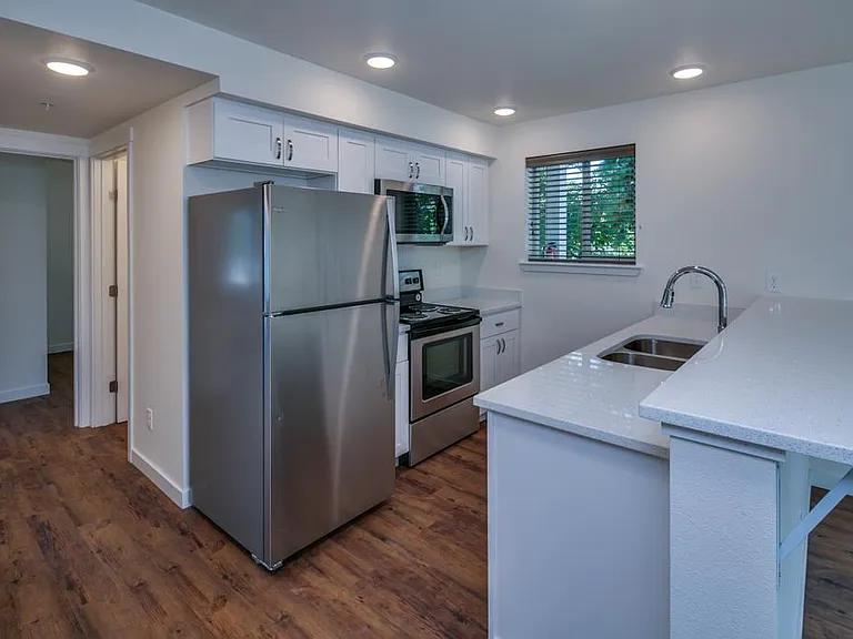 904 E Chestnut St — Photo 4