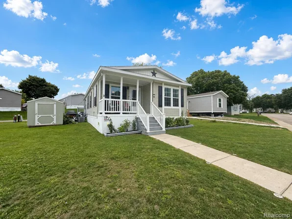 3 Parakeet Hill Dr, Lake Orion, MI 48359