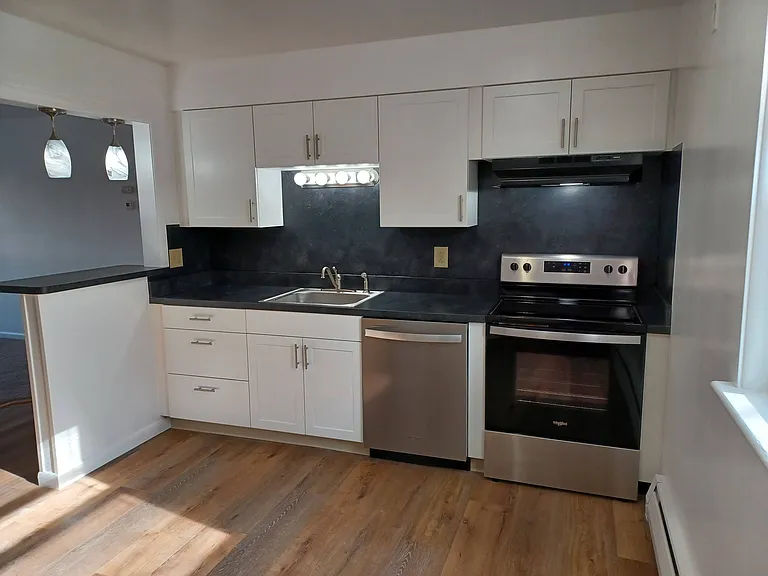Sussex Court Apartments — Photo 1