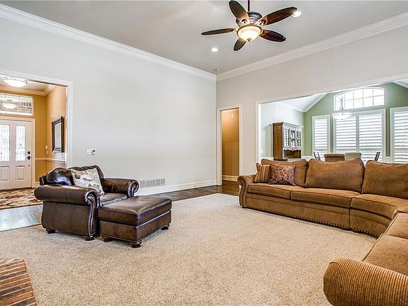 4th image of 4401 Waterford Dr