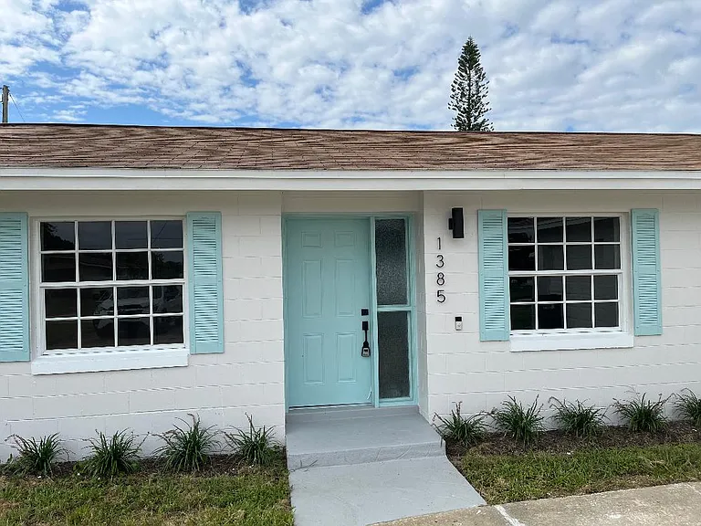 1385 S Harbor Dr — Photo 2