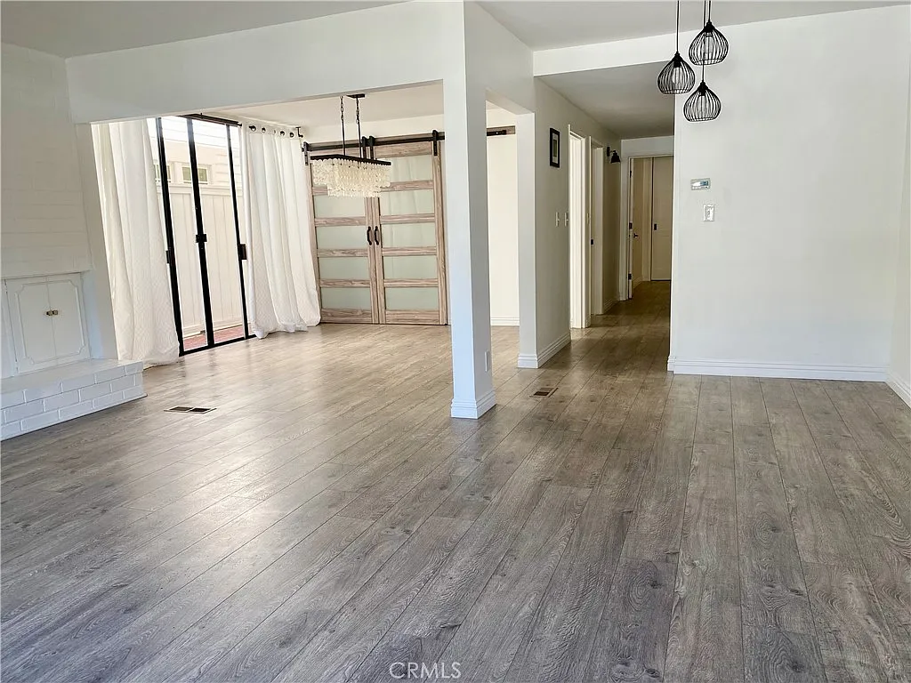 2 bed, 1100 sqft, $6,850 — Photo 2