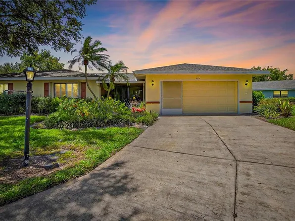 2221 Ivan Ct, Sun City Center, FL 33573
