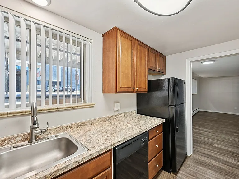 Dahlia Apartments — Photo 12