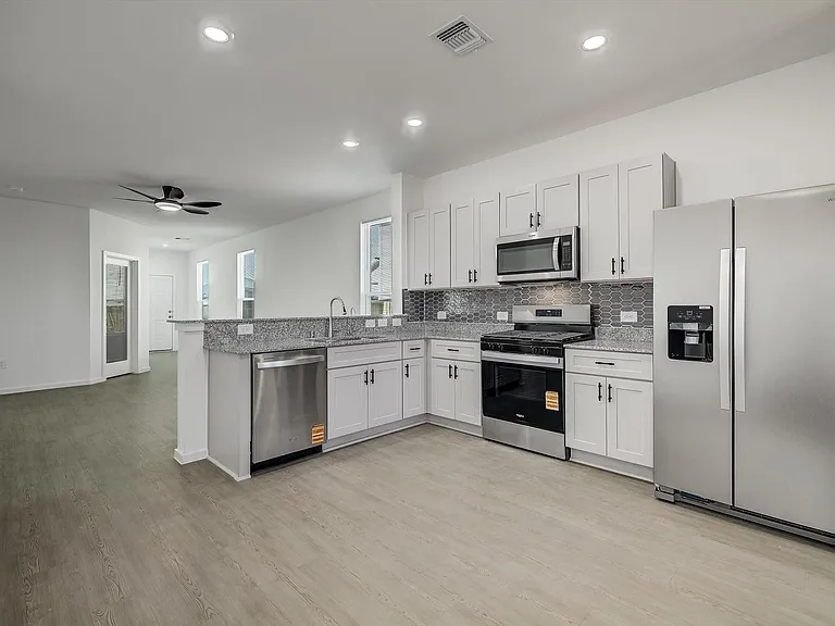 519 Louis Ln — Photo 3